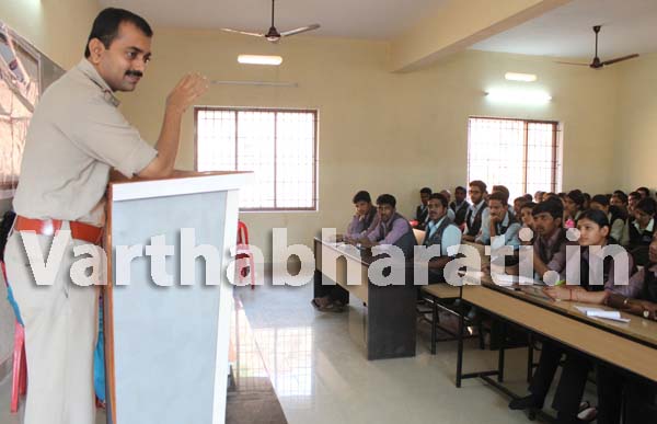 ಮೂಡುಬಿದಿರೆ: ಪೊಲೀಸ್ ಮತ್ತು ಮಾಧ್ಯಮದ ನಡುವೆ ಸೌಹಾರ್ದಯುತ ಸಂಬಂಧ ಬೇಕು, ಎಸ್.ಐ. ಅನಂತ ಪದ್ಮನಾಭ ಮೂಡುಬಿದಿರೆ: ಪೊಲೀಸ್ ಮತ್ತು ಮಾಧ್ಯಮದ ನಡುವೆ ಸೌಹಾರ್ದಯುತ ಸಂಬಂಧ ಬೇಕು, ಎಸ್.ಐ. ಅನಂತ ಪದ್ಮನಾಭ